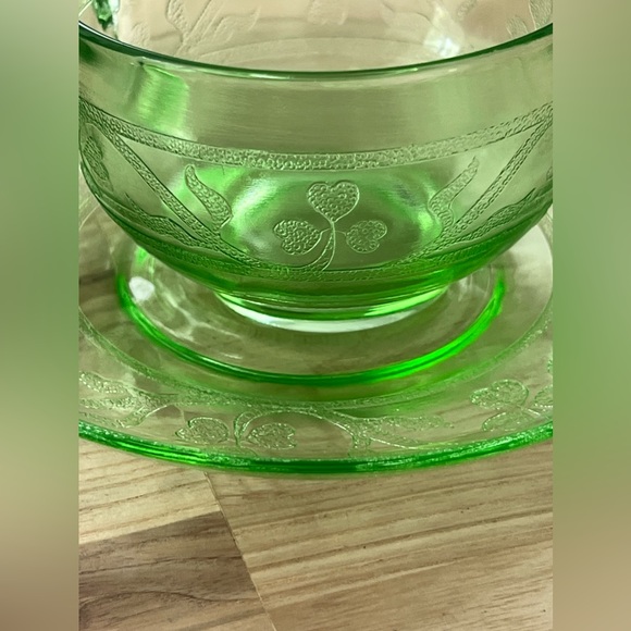 Rare Vintage 1930’s Hazel Atlas Uranium Glass Tea Cup and Saucer Shamrock Motif - Picture 3 of 10